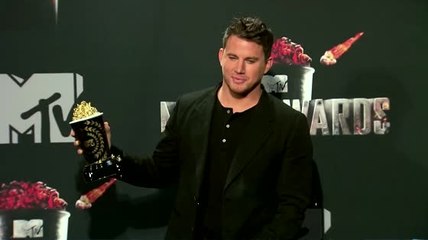 Channing Tatum macht Witze, sagt, er sei ein "High- Functioning Alkoholiker"