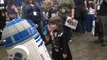 Petite fille déguisée en Dark Vador fait un calin à R2-D2! Trop mignon...