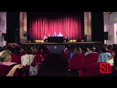 Napoli - Lo scrittore De Giovanni incontra gli studenti del liceo Cuomo-Campanella -1- (20.05.14)