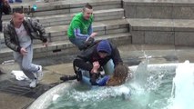 Des étudiants débiles poussent un photographe à l'eau!