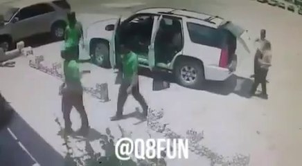 19 gars dans la même voiture! Pas mal...