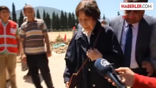 Manisa Soma Rahşan Ecevit Maden İşçilerinin Mezarını Ziyaret Etti