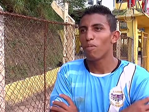 Одноногий вратарь из Бразилии играет в футбол