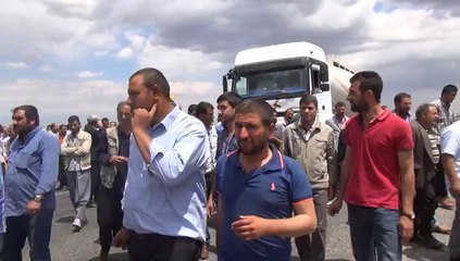 Siverek'te Çiftçiler Karayolunu Kapattı