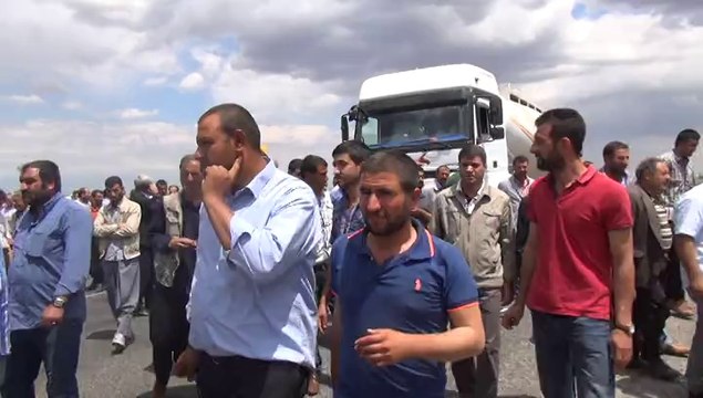 Siverek'te Çiftçiler Karayolunu Kapattı