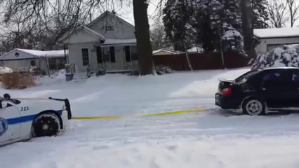 Subaru WRX izvlaci policijski auto zaglavljen u snegu