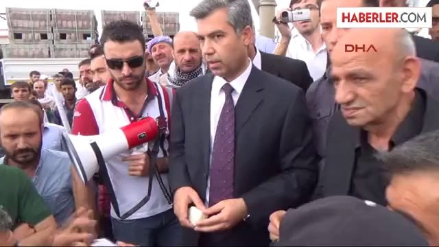 Siverek'te Çiftçiler Karayolunu Ulaşıma Kapattı