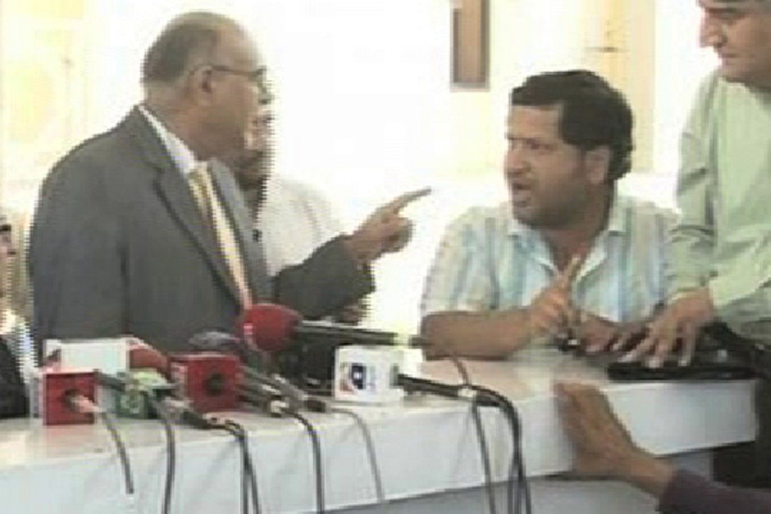 Dunya News-Najam Sethi’s takes off without answering journalists’ questions