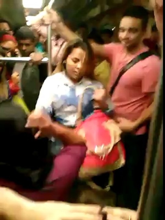 Mulheres brigam para ir sentadas no metrô de São Paulo
