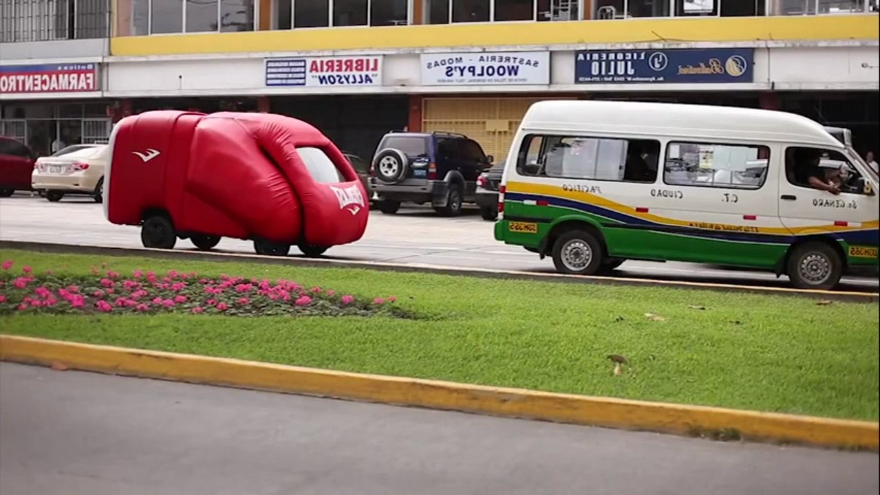 The Big Punch : un gant de boxe géant pour punir les chauffards !  Actus et Tests auto sur Turbo.fr
