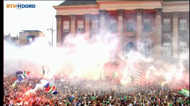 Huldiging FC Groningen: Grote Markt vol rook - RTV Noord