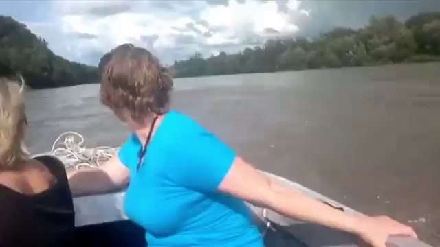 Camion noyé en pleine rivière! Bateau très bizarre!