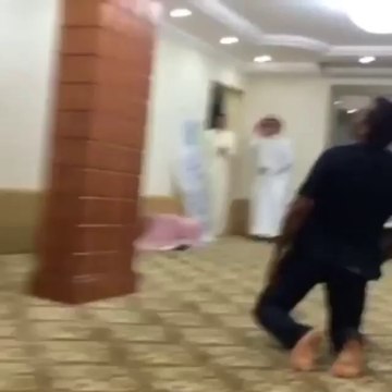 Mauvaise Blague avec un guépard... Un gars Presque tué!