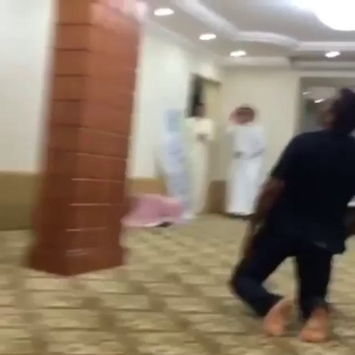 Mauvaise Blague avec un guépard... Un gars Presque tué!