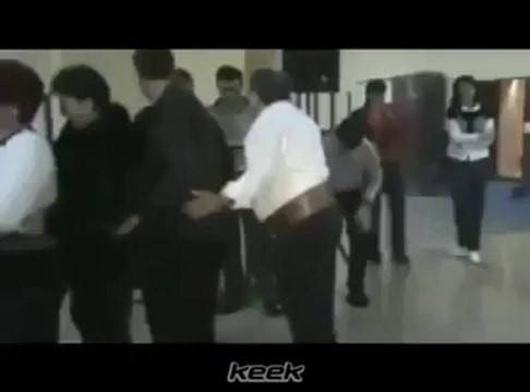 Penguen dansını yanlış anlayan amca