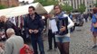 La candidate aux élections Lilas Rigaux (PS) fait campagne en jouant de l'accordéon sur les marchés