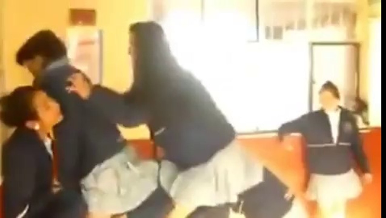 Erkeklerle Kızlar Uzun Eşek Oynarsa