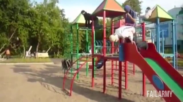 Gars débiles s'éclatent sur des terrains de jeux pour enfant! Compilation de FAILS!