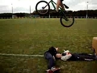 saut bmx sur poubelle