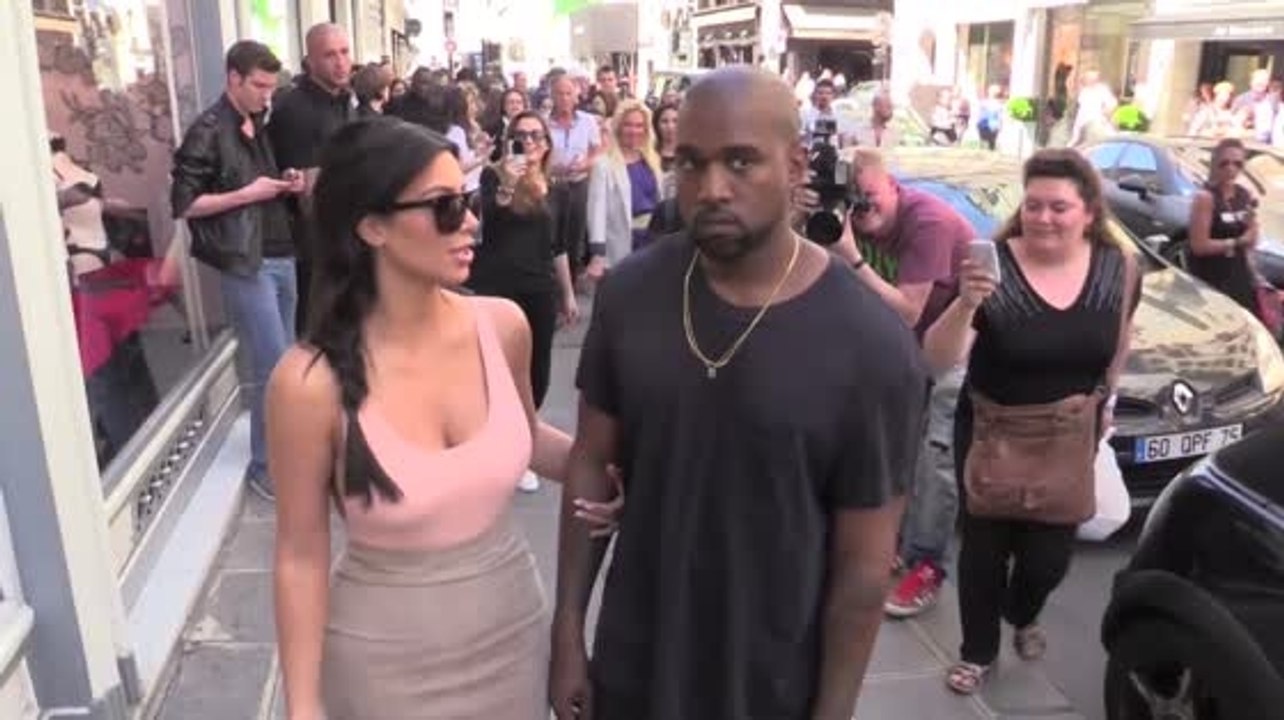 Kanye West protège Kim Kardashian des questions avant leur mariage