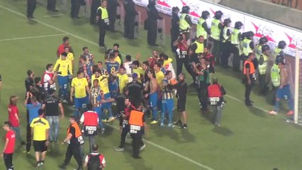 Τρελά πανηγύρια με το τέλος του αγώνα (1)