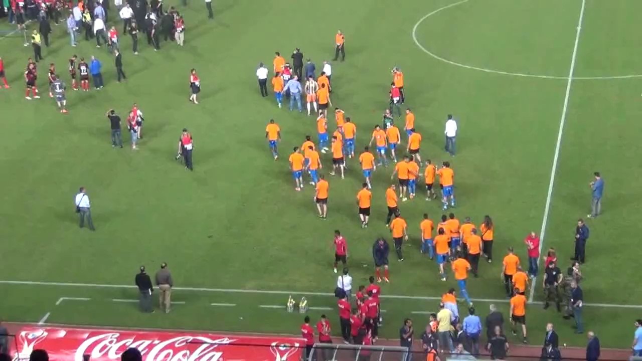 Οι παίκτες του ΑΠΟΕΛ ετοιμάζονται να σηκώσουντην κούπα