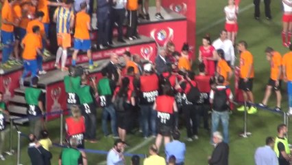 Μαζεύονται στην εξέδρα για την απονομή