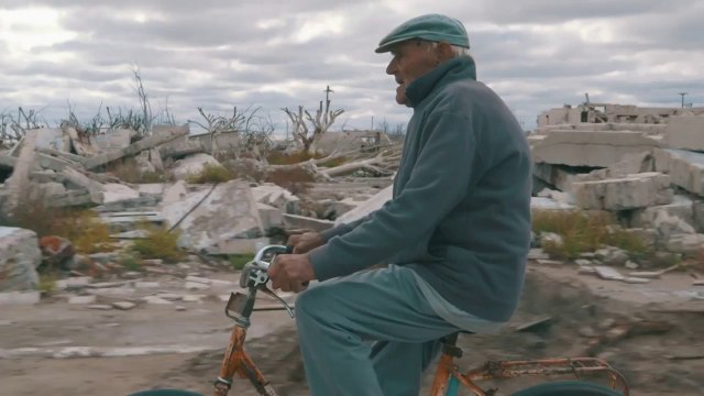 Danny MacAskills va rider dans un village abandonné! Trailer