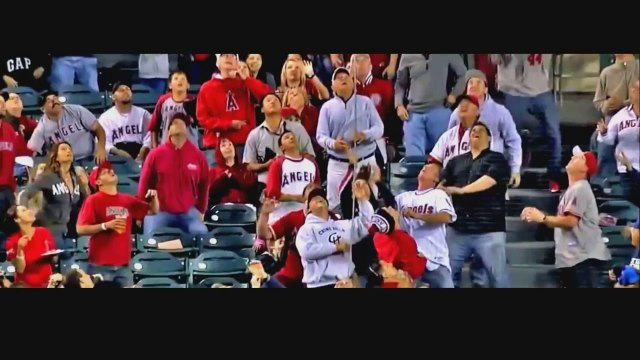 Un fan de Baseball va éclater une vieille dame pour chopper la balle. Violent...