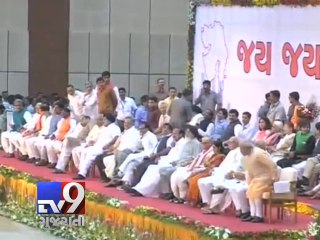 Download Video: Modi gets Keshubhai Patel on stage during the oath ceremony of Anandiben Patel, Gandhinagar - Tv9