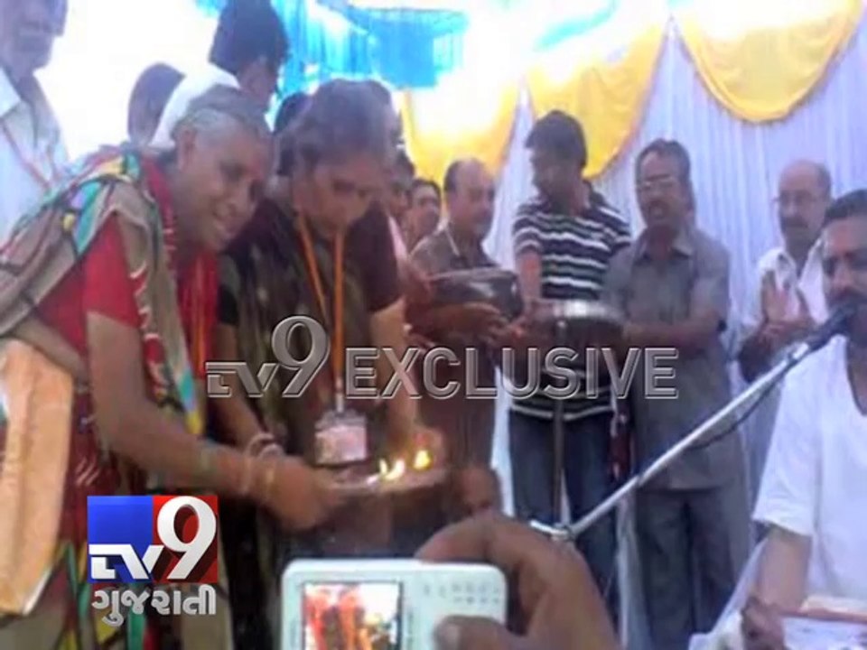 Modi's wife Jashodaben offers puja at Gangavati temple - Tv9 Gujarati