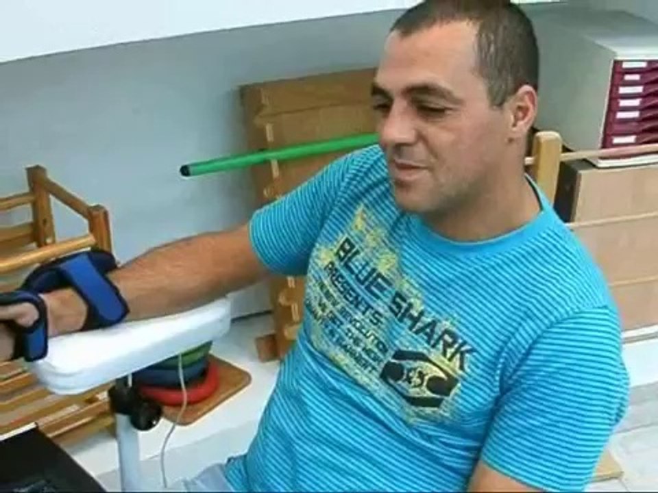 CRPS patient hand rehabilitation using HandTutor