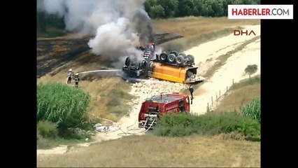 Devrilen Kamyon Anız Tarlasını Yaktı