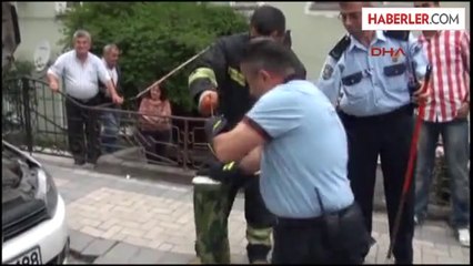 Otomobile Giren Yılanı İtfaiye Çıkardı