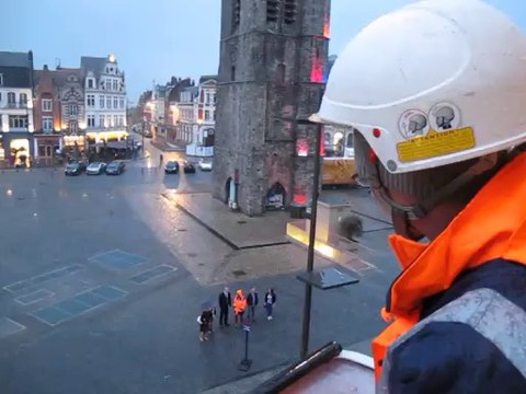 Un camion-nacelle thermique et électrique sert à remplacer les lampes usées des façades de la place de Béthune.