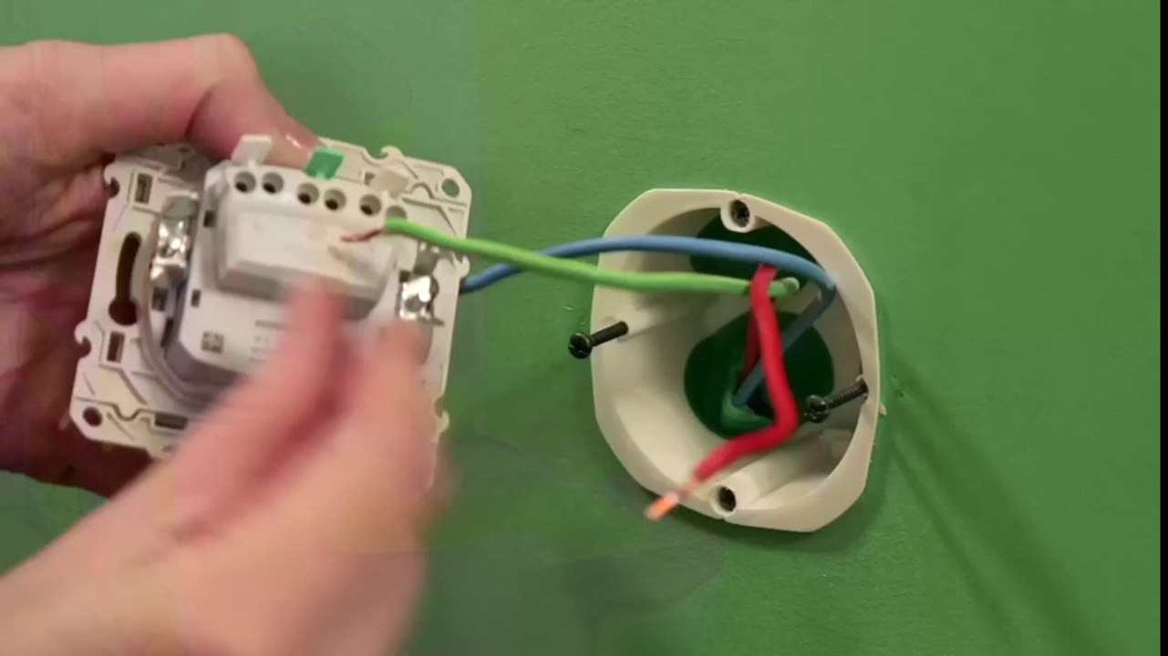 Comment changer une prise électrique ?