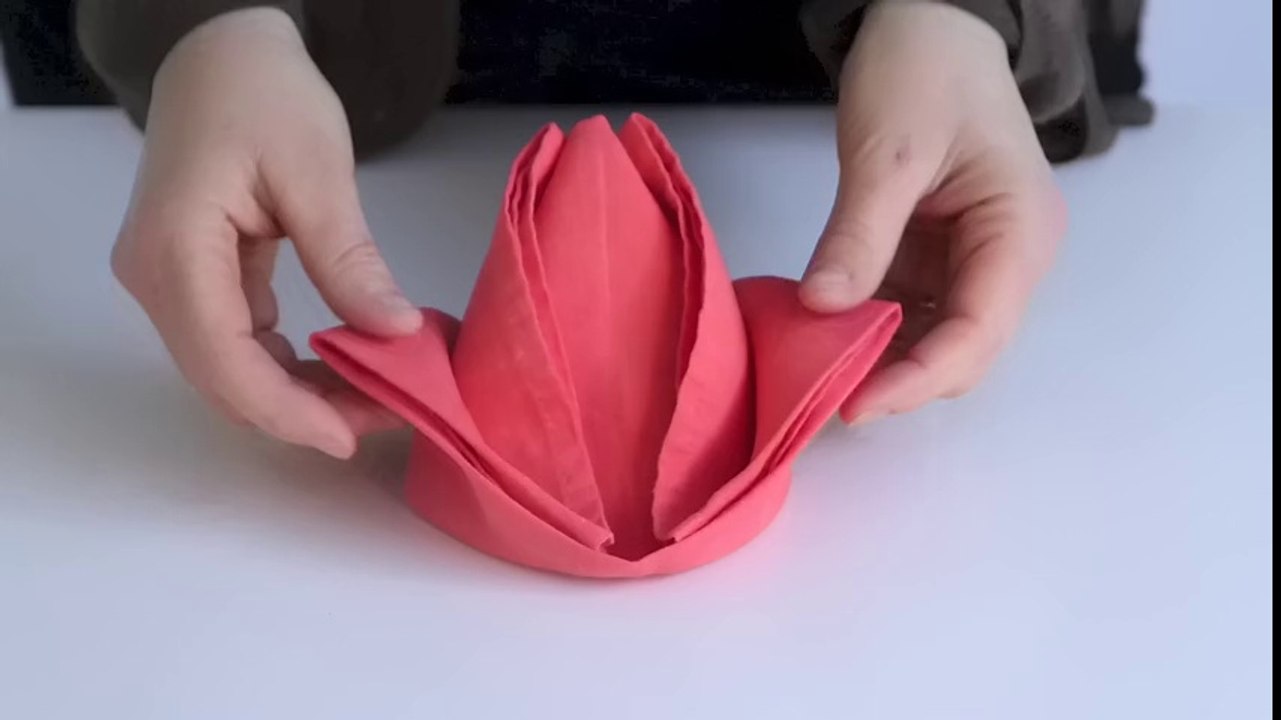 Technique de pliage de serviette : comme une fleur