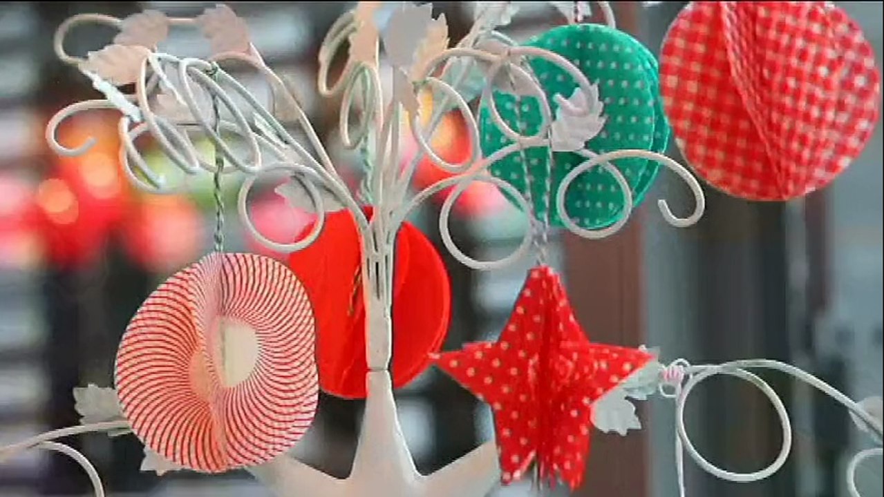 Confectionner des boules en papier déco avec des caissettes à gâteau