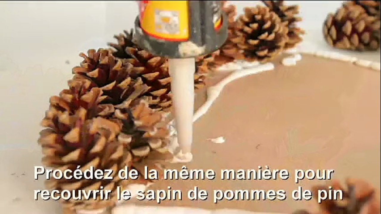 Fabriquer un sapin mural en pommes de pin pour Noël