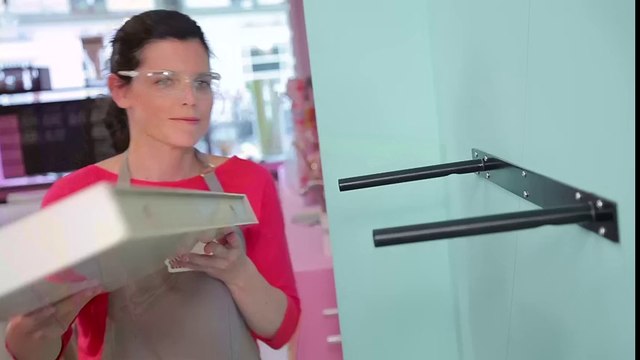 Comment poser une étagère à fixation invisible ?