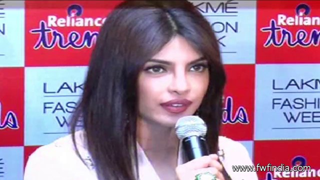 ( Beat_Bullet_Full_Track.mp3)diana penty walks the ramp at lfw 6
