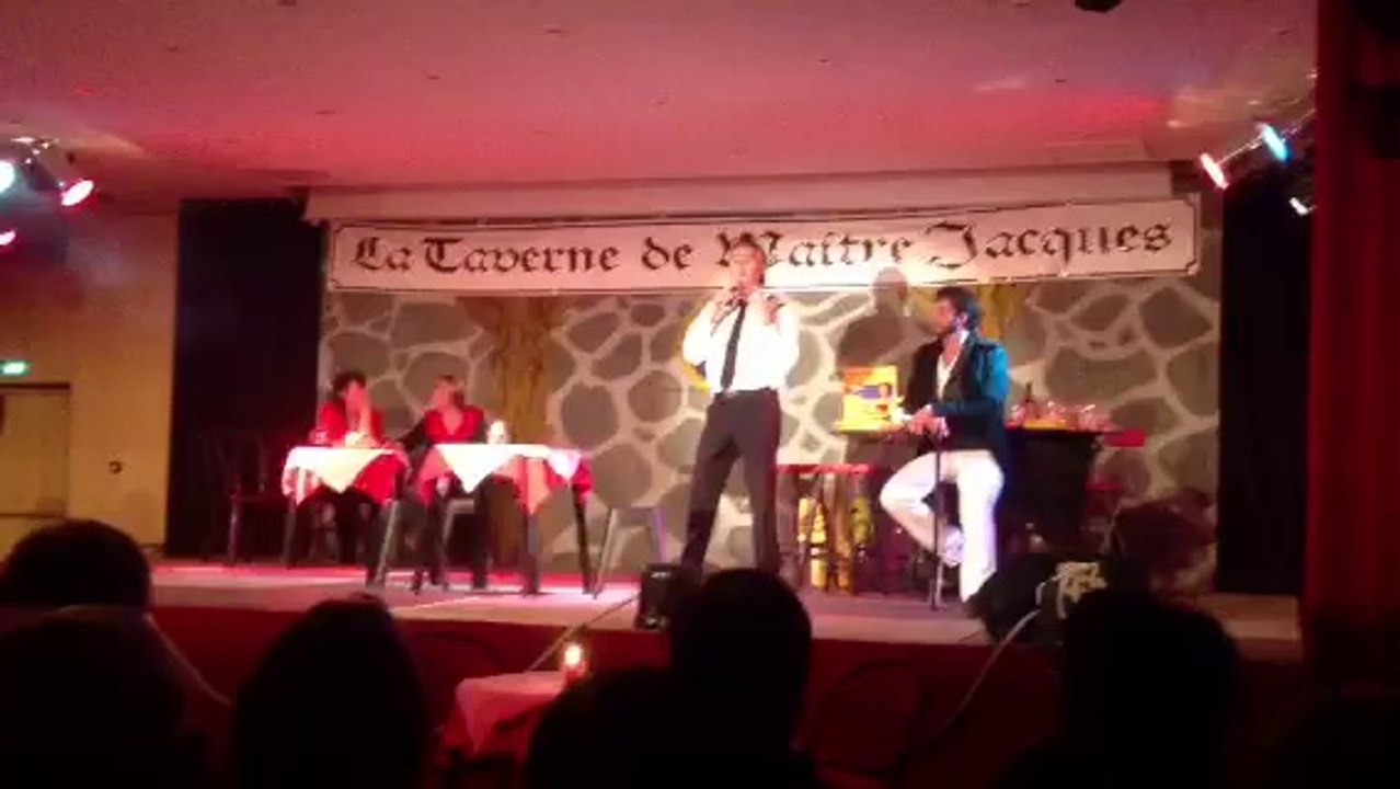 Les Vieux de Jacques Brel par le chanteur à 2 balles de l'association je chante pour qu'ils mangent.org
