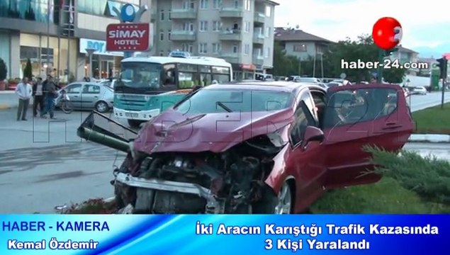 İki Aracın Karıştığı Trafik Kazasında 3 Kişi Yaralandı