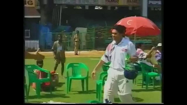 Rare video of Wasim Akram giving a gift to Tendulkar.