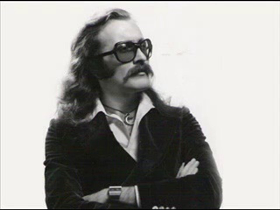 Cem Karaca - Bedava Yaşıyoruz