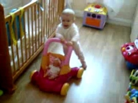 Lina marche avec la poussette