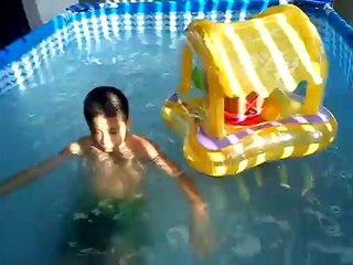 Jemina Camila con su tio alexis en la piscina