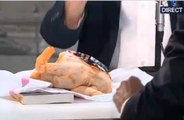 Zap télé: Bové fait campagne avec un poulet... Sarkozy prend ses distances avec l'UMP...