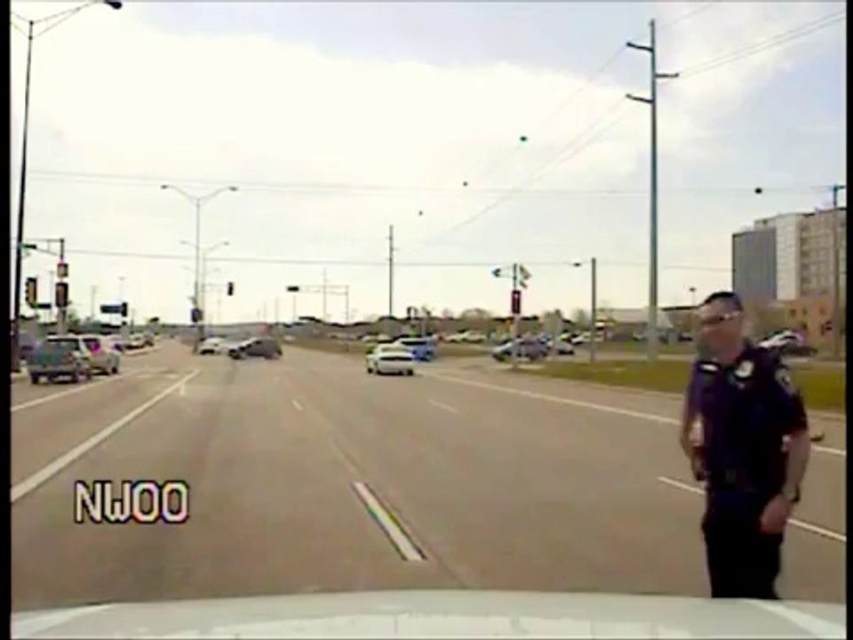 Un policier aide des canards à traverser la route... La famille!!!!