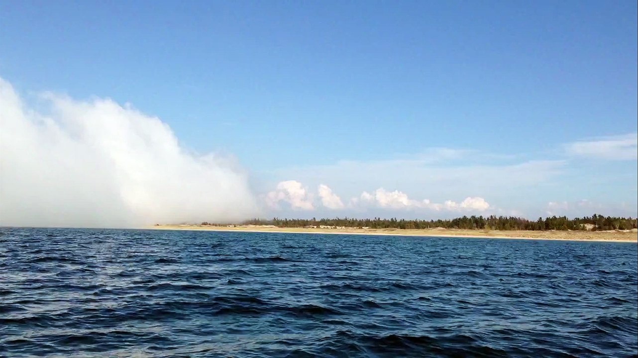 Un impressionnant mur de nuages sur un lac